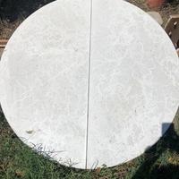 Tavolo rotondo bianco di vecchia cucina in legno