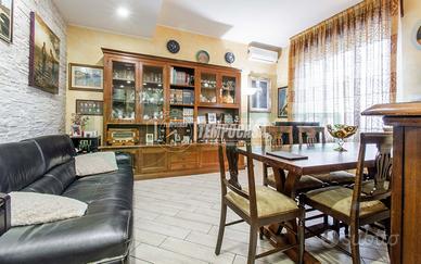 3 LOCALI IN CORTE CON GIARDINO PRIVATO