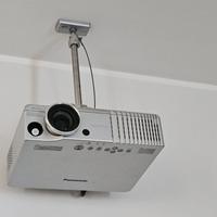 videoproiettore e telo motorizzato