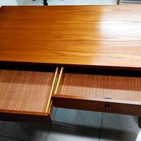 Scrivania classica in legno color ciliegio con 2 c