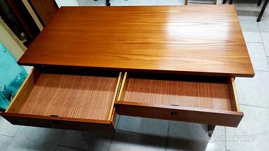 Scrivania classica in legno color ciliegio con 2 c