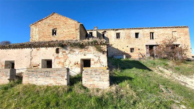 CASOLARE COLONICO DA RISTRUTTURARE con TERRENO