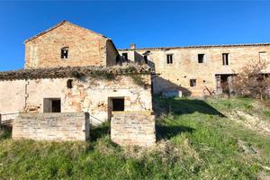 CASOLARE COLONICO DA RISTRUTTURARE con TERRENO