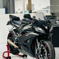 Yamaha r6 black 2006 accessoriata da vetrina