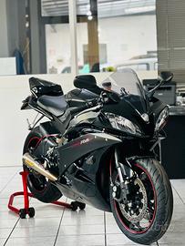 Yamaha r6 black 2006 accessoriata da vetrina