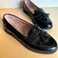 Mocassini neri in pelle lucida con nappine