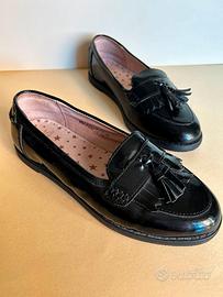 Mocassini neri in pelle lucida con nappine