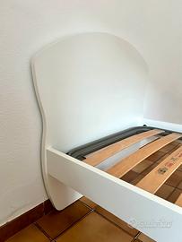 Letto singolo con rete a doghe in legno