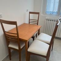 Tavolo in legno con 4 sedie in legno