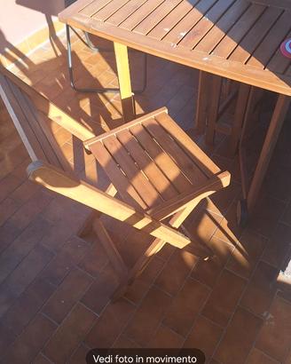 Tavolo di legno con sedie