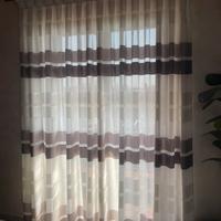 Tende da interno color grigio e bianco moderne