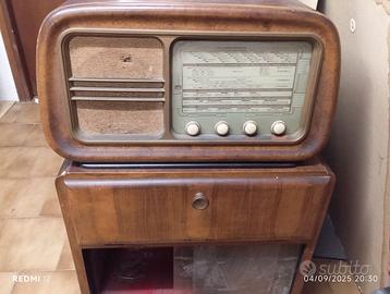radio valvole con giradischi integrato nel mobile