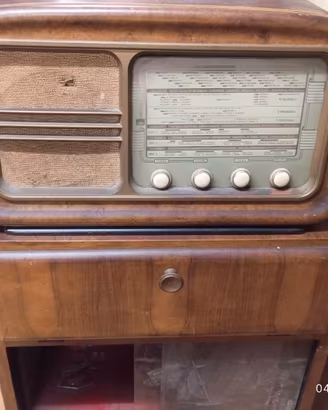 radio valvole con giradischi integrato nel mobile