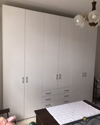 Armadio 6 ante munito di 4 cassetti e vai scaffali