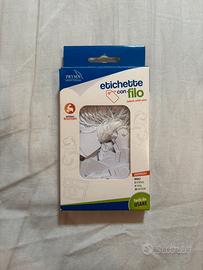Etichette con filo.