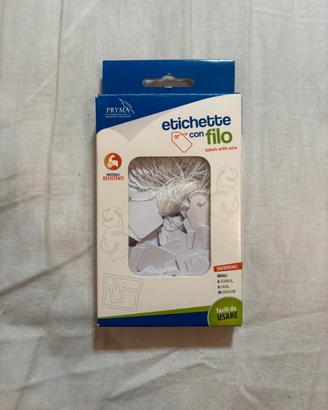 Etichette con filo.