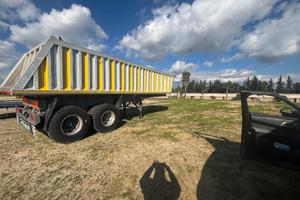 Semirimorchio ribaltabile