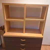 Casettiera in legno massiccio con ripiani
