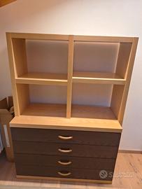Casettiera in legno massiccio con ripiani