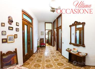 Palazzo con corte, intero. Cassina Savina