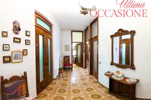 Palazzo con corte, intero. Cassina Savina