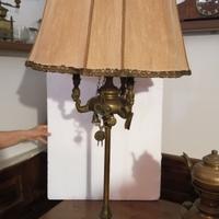 Antica lampada da tavolo con paralume