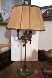 Antica lampada da tavolo con paralume