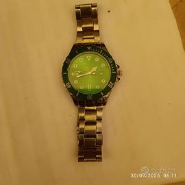 orologio con sfondo verde