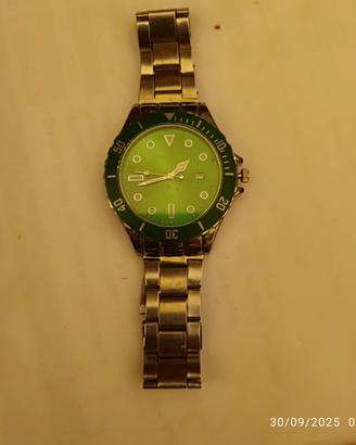 orologio con sfondo verde
