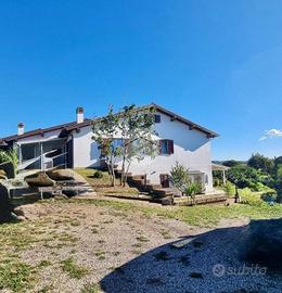 VILLA A SCHIERA D'ANGOLO A VITERBO