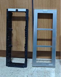 TELAIO CON CORNICE PER 3 MODULI  URMET 1148/63