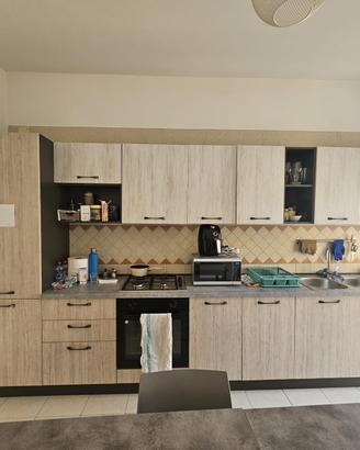 Cucina completa con forno e frigo inclusi
