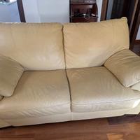 N.2 divani in pelle di cui uno letto