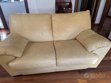 N.2 divani in pelle di cui uno letto