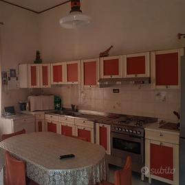 Cucina completa con lavello, piano cottura e forno