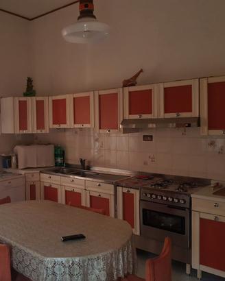 Cucina completa con lavello, piano cottura e forno