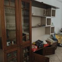 parete attrezzata in legno.  