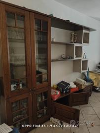 parete attrezzata in legno.  