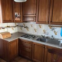 Cucina in legno con tavolo  e sedie