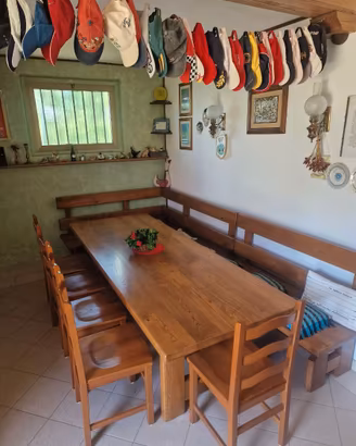 Tavolo e cucina per taverna
