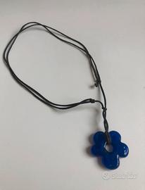 Collana con ciondolo a forma di fiore