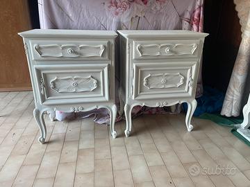 Due comodini in stile Shabby.
