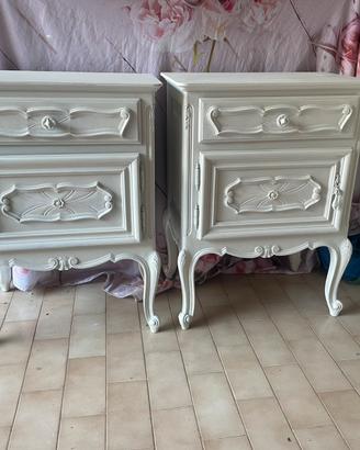Due comodini in stile Shabby.