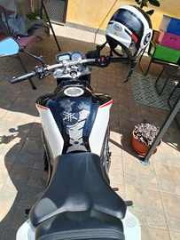 Splendida Yamaha FZ1 con livrea sportiva