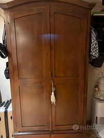 Armadio in legno arte povera