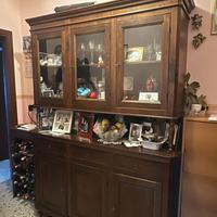 Credenza in legno con vetrina