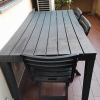 Tavolo in plastica grigio con 3 sedie da esterno 