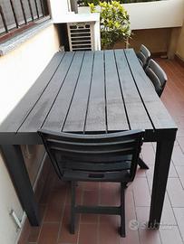 Tavolo in plastica grigio con 3 sedie da esterno 