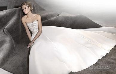 Splendido abito da sposa Pronovias