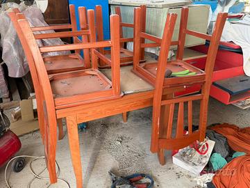 Tavolo da pranzo con sedie